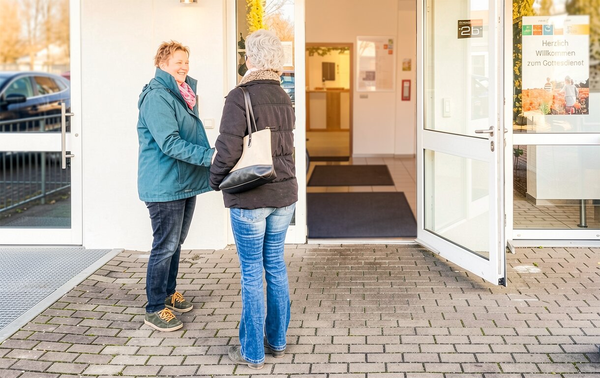 Begrüßung und Gespräch vor der Tür